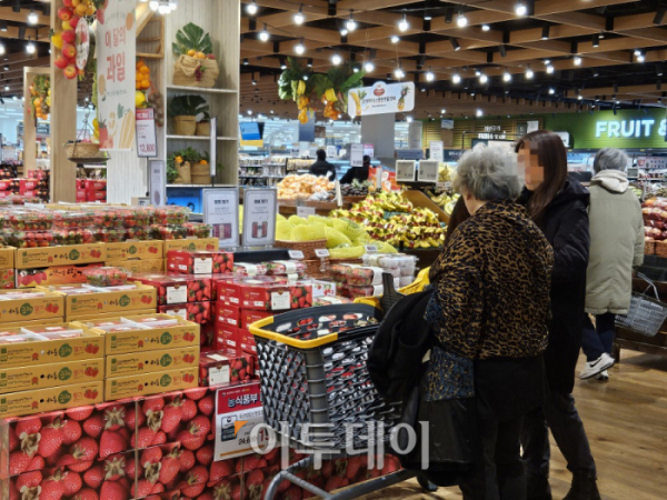▲19일 서울 노원구 월계동에 위치한 한 대형마트에서 소비자들이 딸기를 살피고 있다. (문현호 기자 m2h@)