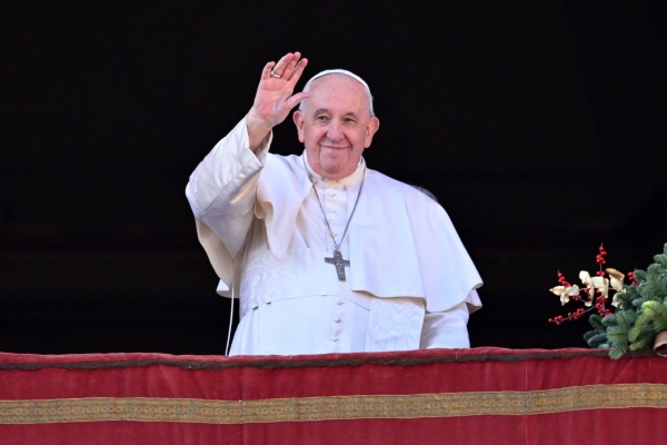 ▲프란치스코 교황이 교인들에게 인사를 건네고 있다. (AFP/연합뉴스)
