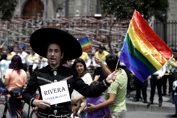 ▲멕시코시티의 메트로폴리탄 대성당 부근에서 동성결혼 합법화 지지 시위가 진행되고 있다. (AP/연합뉴스)
