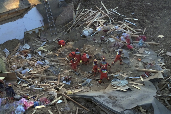 ▲19일 중국 서북부 칭하이성 하이둥시의 한 마을에서 구조대원들이 지진으로 무너진 건물을 수색하고 있다. 하이둥(중국)/AP연합뉴스
