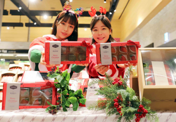 ▲19일 모델이 서울 중구 신세계백화점 본점에서 ‘크리스마스 에디션 소포장 과일 선물세트’를 소개하고 있다. (사진제공=신세계백화점)