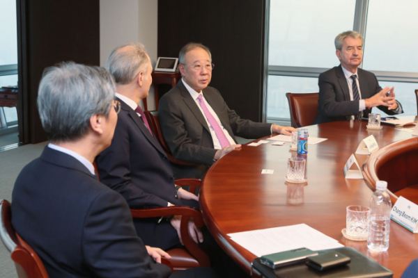 ▲류진(오른쪽 두 번째) 한국경제인협회 회장이 프랑스 산업연합 관계자들과 이야기를 나누고 있다. (사진제공=한국경제인협회)