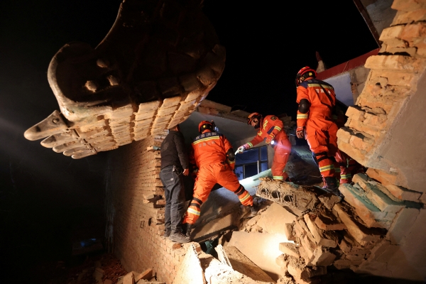 ▲19일 중국 간쑤성 지스산현에서 구조대원들이 지진으로 파손된 건물에 올라가 구조·수색 작업을 벌이고 있다. 지스산(중국)/로이터연합뉴스
