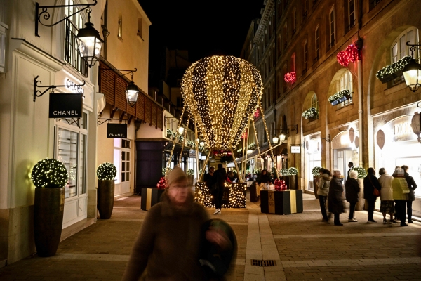 ▲15일(현지시간) 프랑스 파리에서 사람들이 크리스마스 장식이 된 쇼핑가를 걷고 있다. 파리/AFP연합뉴스
