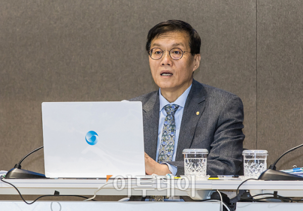 ▲이창용 한국은행 총재가 20일 서울 중구 한국은행에서 열린 2023년 하반기 물가안정목표 운영상황 점검 설명회에서 취재진 질문에 답하고 있다. 사진공동취재단