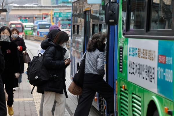 ▲3월 15일 서울 서초구 고속버스터미널 버스정류장에서 마스크를 쓴 시민들이 버스에 탑승하고 있다. (조현호 기자 hyunho@)
