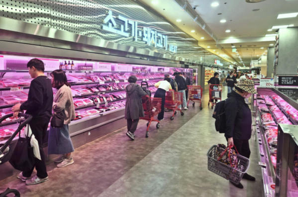 ▲제타플렉스 서울역점 축산매장에서 고객들이 쇼핑을하고 있다. (사진제공=롯데마트슈퍼)