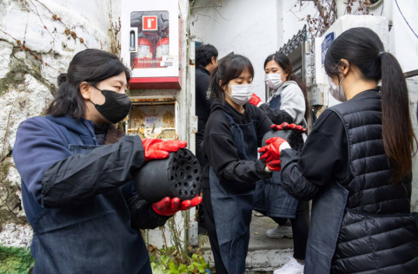 ▲DL이앤씨 임직원 가족들이 서울 서대문구 홍제동 개미마을을 찾아 ‘사랑나눔 연탄 봉사활동’을 진행하고 있다. (사진제공=DL이앤씨)