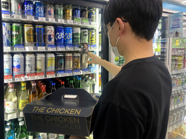 ▲고객이 GS25에서 치킨과 맥주 등을 구매하고 있다. (사진제공=GS리테일)