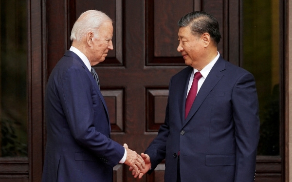 ▲조 바이든 미국 대통령과 시진핑 중국 국가주석이 지난달 15일 미국 캘리포니아 우드사이드에서 만나 악수하고 있다. 우드사이드(미국)/로이터연합뉴스
