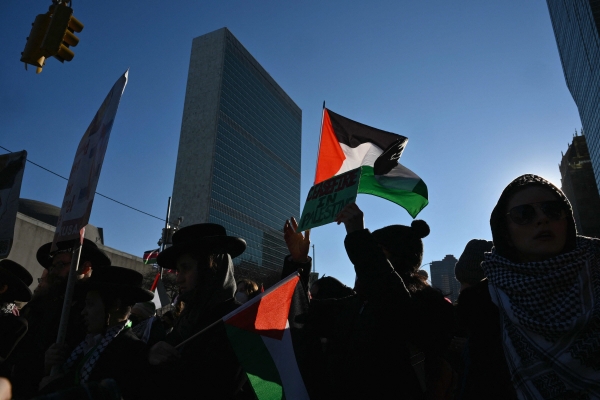 ▲팔레스타인 지지자들이 12일(현지시간) 유엔 본사 앞에서 시위하고 있다. 뉴욕(미국)/AFP연합뉴스
