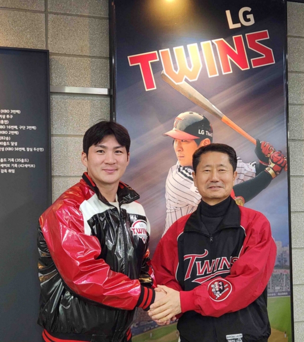 ▲LG 트윈스와 FA 계약을 맺고 잔류한 투수 오지환(왼쪽)과 김인석 대표. (사진제공=LG 트윈스)
