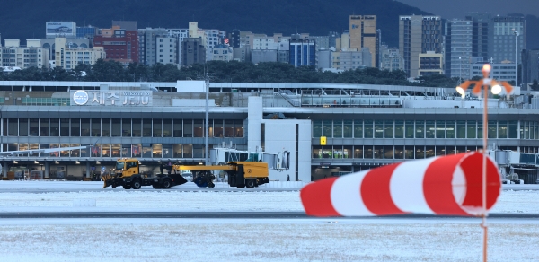 ▲북극발 한파가 몰아친 21일 오후 제주국제공항 활주로에서 한국공항공사 제설차량이 눈을 치우고 있다. (연합뉴스)
