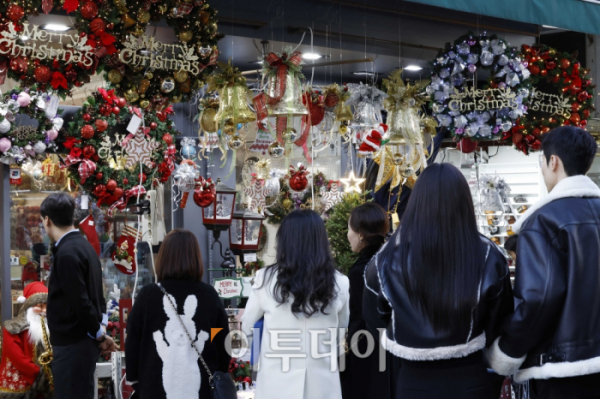 ▲서울 중구 남대문시장에서 시민들이 크리스마스 용품을 살펴보고 있다. 조현호 기자 hyunho@