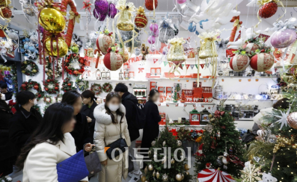 ▲서울 중구 남대문시장에서 시민들이 크리스마스 용품을 살펴보고 있다. 조현호 기자 hyunho@