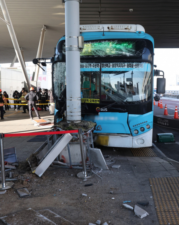 ▲22일 오후 경기도 수원 수원역 버스환승센터에서 시내버스가 시민 다수를 치는 사고가 발생했다.  (연합뉴스)