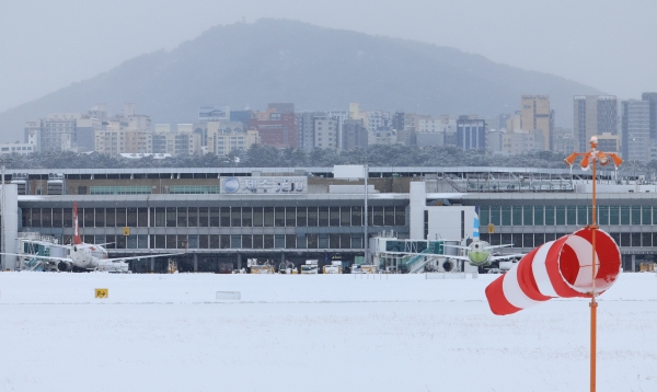 ▲북극발 한파가 몰아친 22일 오후 제주공항 활주로에 눈이 쌓여 있다. (연합뉴스)
