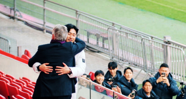 ▲히딩크, 안정환 포옹(사진제공=JTBC)