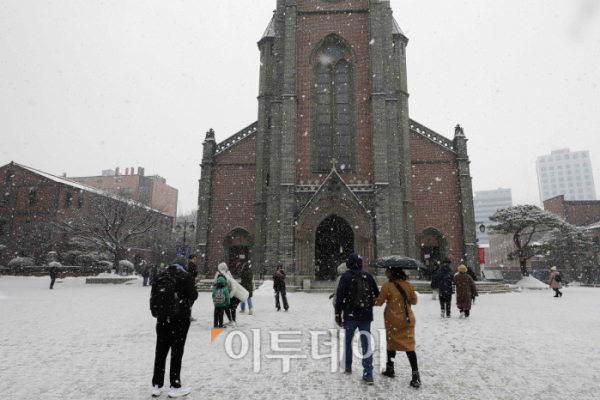 ▲서울에 눈이 내리며 2015년 이후 8년만에 화이트 크리스마스를 맞은 25일 서울 중구 명동성당을 찾은 시민들이 즐거운 시간을 보내고 있다. 조현호 기자 hyunho@