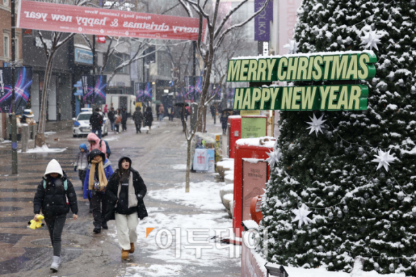 ▲서울에 눈이 내리며 2015년 이후 8년만에 화이트 크리스마스를 맞은 25일 서울 중구 명동거리를 찾은 시민들이 즐거운 시간을 보내고 있다. 조현호 기자 hyunho@