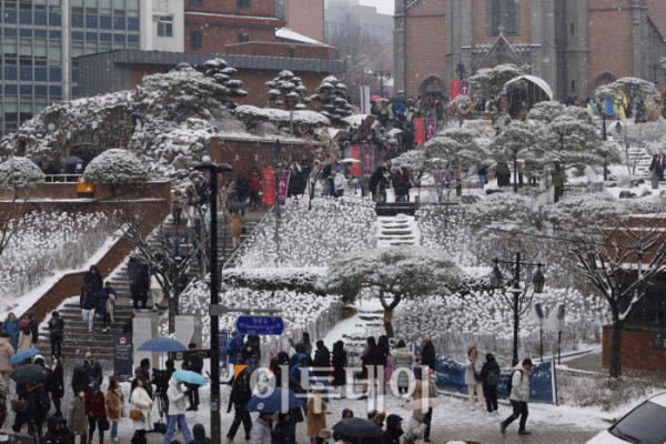 ▲서울에 눈이 내리며 2015년 이후 8년만에 화이트 크리스마스를 맞은 25일 서울 중구 명동거리를 찾은 시민들이 즐거운 시간을 보내고 있다. 조현호 기자 hyunho@