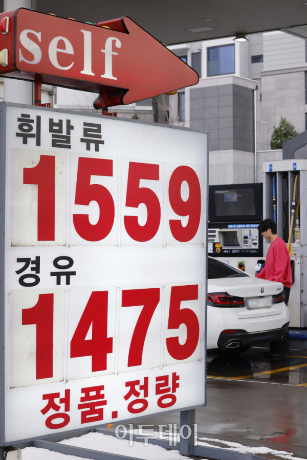 ▲국내 휘발유·경유 판매 가격이 11주 연속 하락세를 이어가고 있다. 한국석유공사 유가정보시스템 오피넷에 따르면 12월 셋째 주 전국 주유소 휘발유 평균 판매 가격은 리터당 1588.5원으로 지난주보다 18.1원 하락했다. 경유 평균 판매 가격은 지난주보다 25원 하락한 리터당 1509.6원으로 집계됐다. 25일 서울 시내의 한 주유소에 유가정보가 게시돼 있다. 조현호 기자 hyunho@