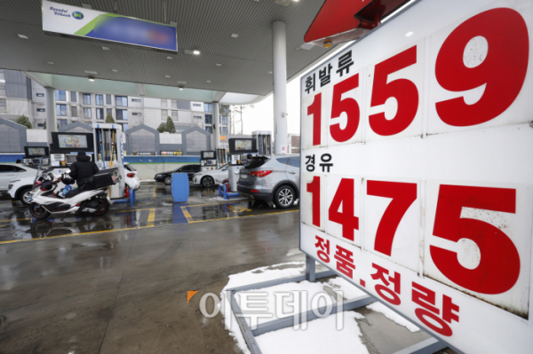 ▲국내 휘발유·경유 판매 가격이 11주 연속 하락세를 이어가고 있다. 한국석유공사 유가정보시스템 오피넷에 따르면 12월 셋째 주 전국 주유소 휘발유 평균 판매 가격은 리터당 1588.5원으로 지난주보다 18.1원 하락했다. 경유 평균 판매 가격은 지난주보다 25원 하락한 리터당 1509.6원으로 집계됐다. 25일 서울 시내의 한 주유소에 유가정보가 게시돼 있다. 조현호 기자 hyunho@