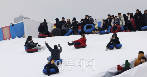 ▲크리스마스인 25일 서울 광진구 뚝섬한강공원 눈썰매장을 찾은 시민들이 눈썰매를 타며 즐거운 시간을 보내고 있다. 조현호 기자 hyunho@