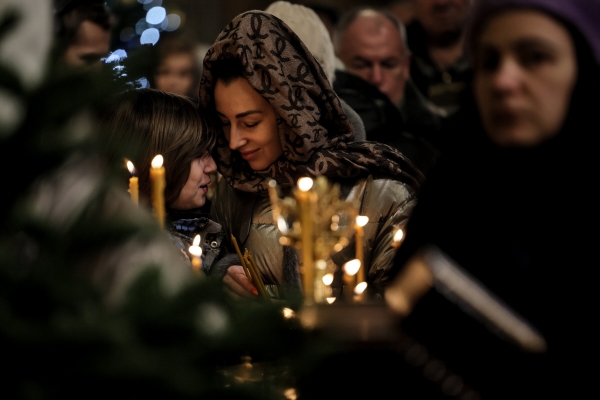▲우크라이나 시민들이 24일(현지시간) 성 미카엘 성당에서 열린 크리스마스 기념 미사에 참석하고 있다. 키이우/EPA연합뉴스
