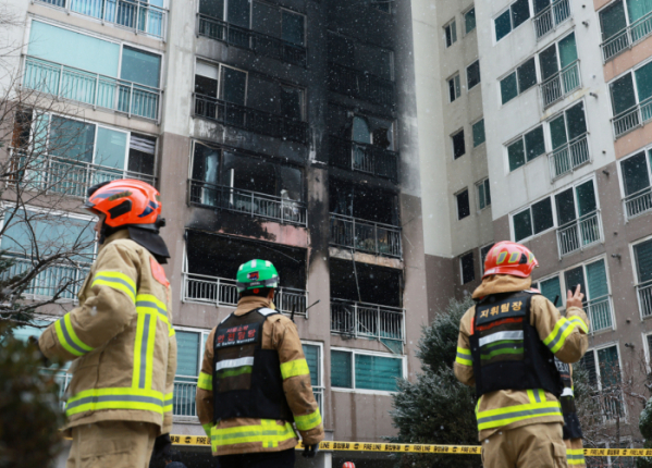 ▲연휴 마지막 날이자 성탄절인 25일 새벽 서울 도봉구의 한 고층 아파트에서 불이 나 2명이 숨지고 29명이 다쳤다. 사진은 이날 사고 현장의 모습. (연합뉴스)