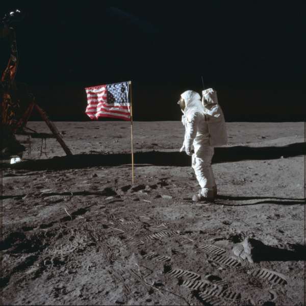 ▲1969년 7월 20일 아폴로11호 달착륙 직후 닐 암스트롱과 같이 달에 발을 디뎠던 버즈 올드린의 모습이 보인다. AP뉴시스