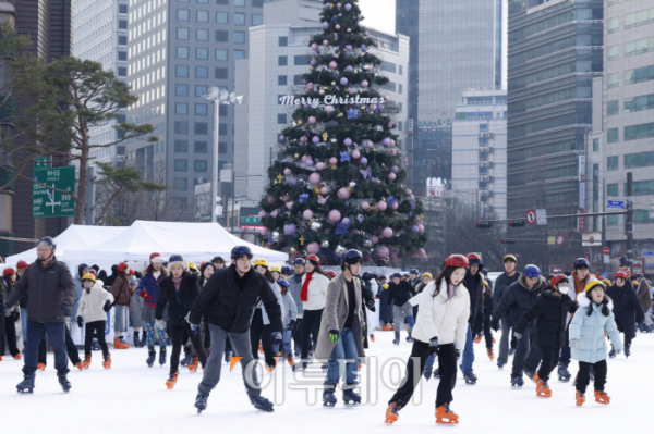 ▲크리스마스인 25일 서울 중구 서울광장 스케이트장에서 시민들이 스케이트를 타며 즐거운 시간을 보내고 있다. 조현호 기자 hyunho@