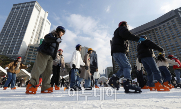 ▲크리스마스인 25일 서울 중구 서울광장 스케이트장에서 시민들이 스케이트를 타며 즐거운 시간을 보내고 있다. 조현호 기자 hyunho@
