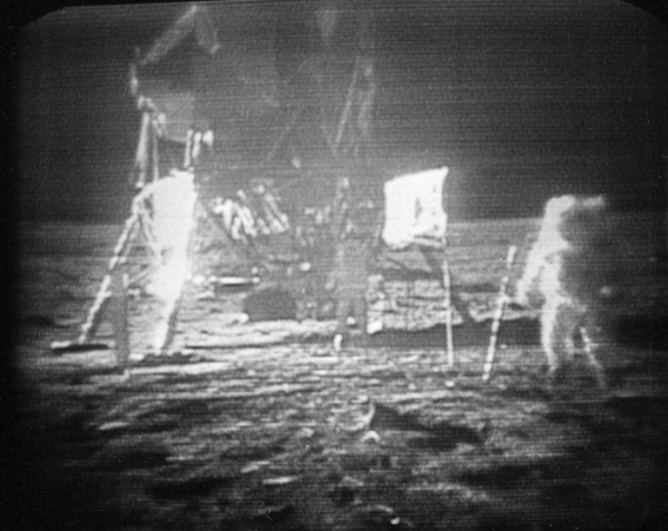 ▲1969년 7월 20일에 촬영된 이 사진에서 아폴로 11호의 우주비행사 닐 암스트롱(오른쪽)이 달 표면을 가로질러 발자국을 남기며 걸어가고 있다. AP뉴시스