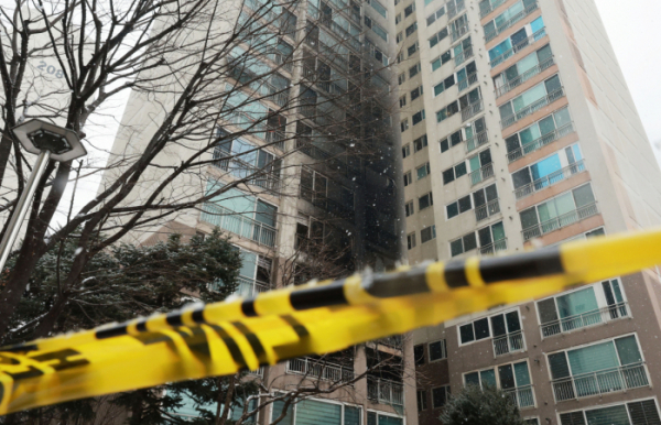 ▲성탄절인 25일 새벽 서울 도봉구의 한 고층 아파트에서 불이 나 2명이 숨지고 29명이 다쳤다. 사진은 이날 사고 현장의 모습. (연합뉴스)