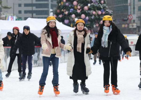 ▲25일 오전 서울 중구 서울광장 스케이트장에서 시민들이 스케이트를 타고 있다. (연합뉴스)