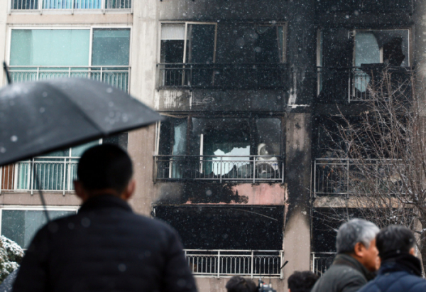 ▲연휴 마지막 날이자 성탄절인 25일 새벽 서울 도봉구의 한 고층 아파트에서 불이 나 2명이 숨지고 29명이 다쳤다. 사진은 이날 사고 현장의 모습.  (연합뉴스)