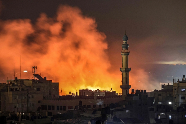 ▲14일(현지시간) 가자지구 남부 라파에서 이스라엘의 폭격으로 화염이 치솟고 있다. 라파(팔레스타인)/AFP연합뉴스
