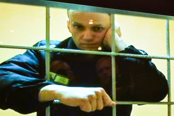 ▲6월 22일 모스크바 대법원에서 열린 공판에 러시아 야권 운동가 알렉세이 나발니가 화상으로 참여하고 있다. 모스크바/AFP연합뉴스
