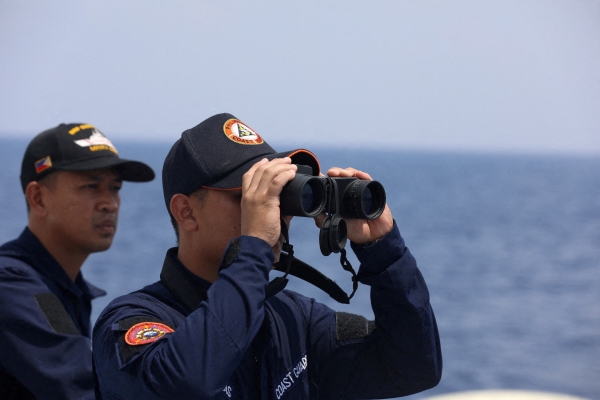 ▲필리핀 해안경비대원이 남중국해 일대를 살피고 있다. 
 (로이터연합뉴스)