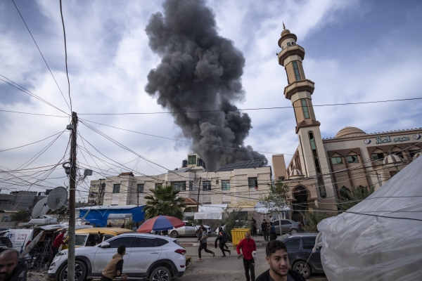 ▲20일(현지시간) 가자지구 남부 라파에서 이스라엘의 폭격으로 연기가 치솟고 있다. 라파(팔레스타인)/AP연합뉴스
