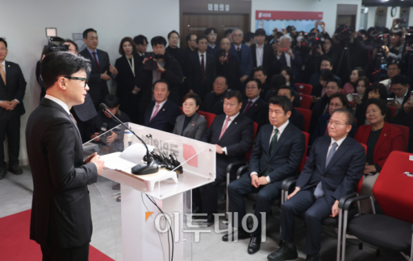 ▲한동훈 국민의힘 비상대책위원장이 26일 오후 서울 여의도 국민의힘 중앙당사에서 비상대책위원장 임명 수락 연설을 하고 있다. 조현호 기자 hyunho@