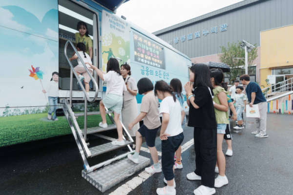 ▲중동초 학생들이 7월 4일 전남 구례군 중동초등학교를 찾은 이동금융교육센터 버스에 오르고 있다. 