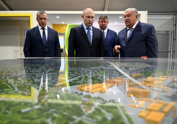 ▲블라디미르 푸틴 러시아 대통령이 9월 11일 즈베즈다 조선소를 방문해 브리핑을 받고 있다. 볼쇼이카멘(러시아)/로이터연합뉴스
