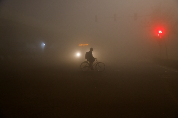 ▲인도 뉴델리에서 27일(현지시간) 한 시민이 안갯속에서 자전거를 타고 있다. 뉴델리/로이터연합뉴스
