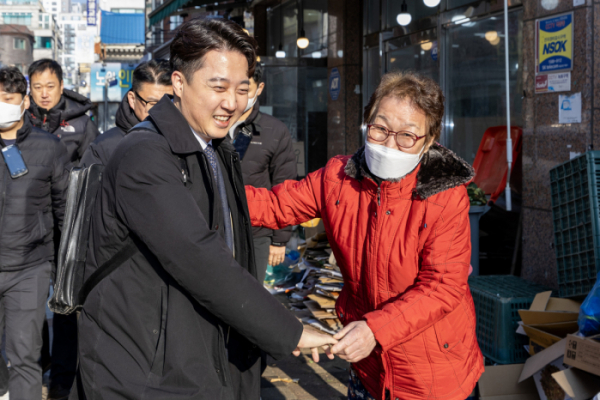 ▲이준석 전 국민의힘 대표가 27일 오후 서울 노원구의 한 음식점으로 탈당 기자회견을 하기 위해 들어서기 앞서 지지자와 인사하고 있다. 신태현 기자 holjjak@