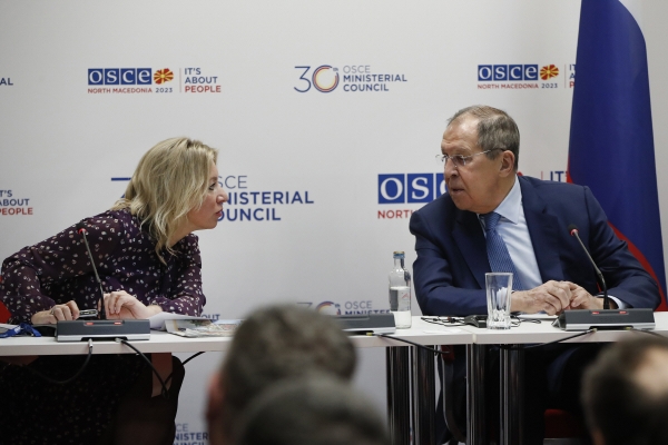 ▲마리야 자하로바(왼쪽) 러시아 외무부 대변인과 세르게이 라브로프 외무장관이 1일 기자회견 중 대화하고 있다. 스코페/AP뉴시스
