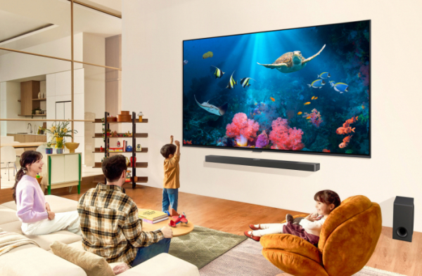 ▲2024년형 LG QNED TV는 AI 기술 기반의 '알파8 프로세서'를 적용해 더욱 뛰어난 화질과 음질을 제공한다. 특히 초대형 TV를 원하는 고객을 위해 98형 TV가 라인업에 새롭게 추가됐다.  (사진제공=LG전자)