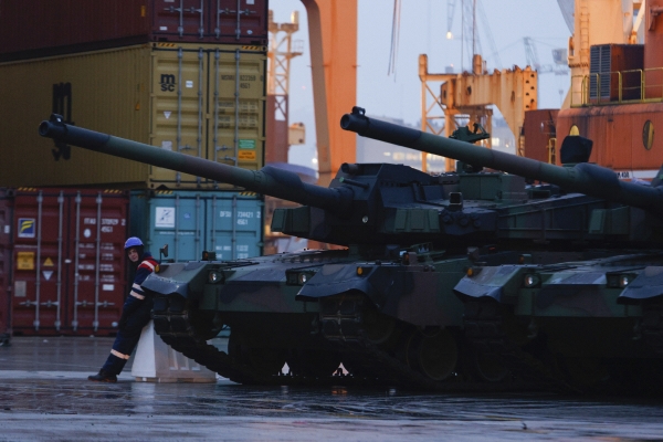 ▲폴란드 그디니아 항구에서 작업자가 한국산 K-2 흑표 전차에 기대 쉬고 있다. (그디니아(폴란드)/AP뉴시스)