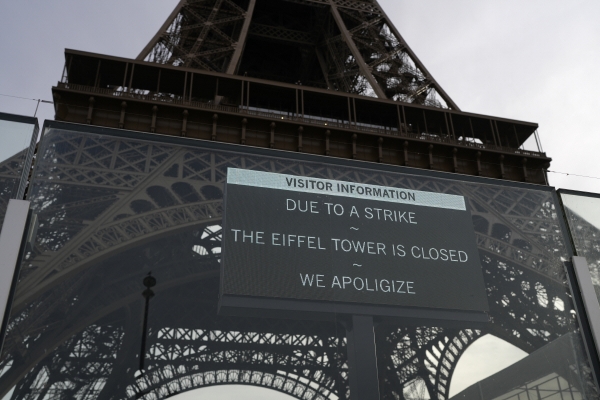 ▲프랑스 파리 에펠탑 앞에 27일(현지시간) 관람 불가 사과문이 게재돼 있다. 파리/AP연합뉴스
